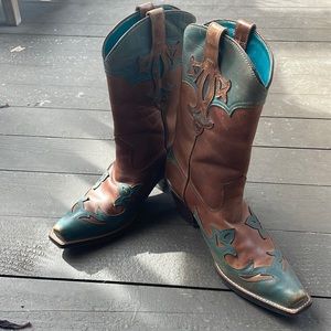 Womens Arita boots size 9. Leather in good condition on the outside.